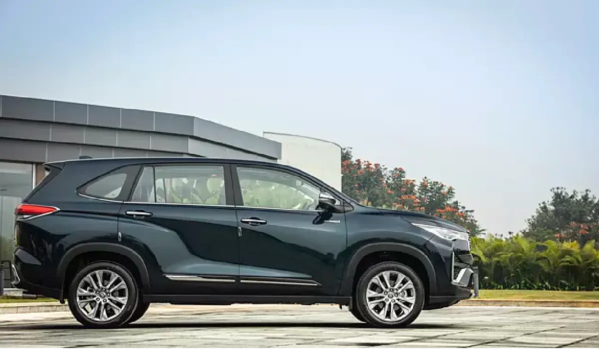 Toyota - Innova Hycross G-SLF - Luxury SUV Car Rentals - Preowned SUV Car - Exclusive Concierge Club.webp